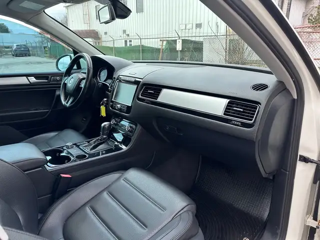 2011 Volkswagen Touareg Highline | AWD | LEATHER | PANO-ROOF | N - Photo 21