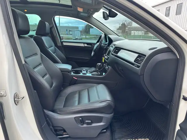 2011 Volkswagen Touareg Highline | AWD | LEATHER | PANO-ROOF | N - Photo 22