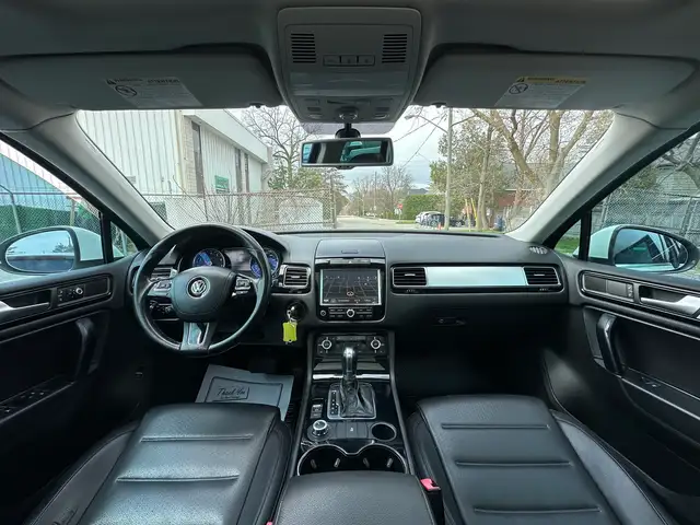 2011 Volkswagen Touareg Highline | AWD | LEATHER | PANO-ROOF | N - Photo 24