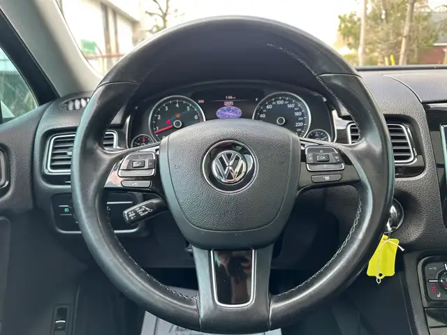 2011 Volkswagen Touareg Highline | AWD | LEATHER | PANO-ROOF | N - Photo 25