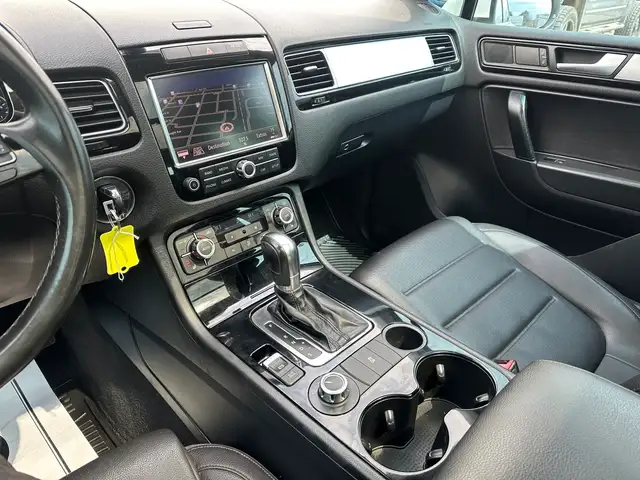 2011 Volkswagen Touareg Highline | AWD | LEATHER | PANO-ROOF | N - Photo 28