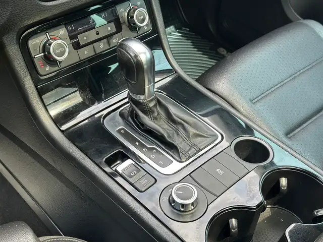 2011 Volkswagen Touareg Highline | AWD | LEATHER | PANO-ROOF | N - Photo 31