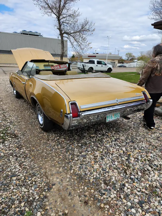 1969 Oldsmobile Cutlass convertible - Photo 5