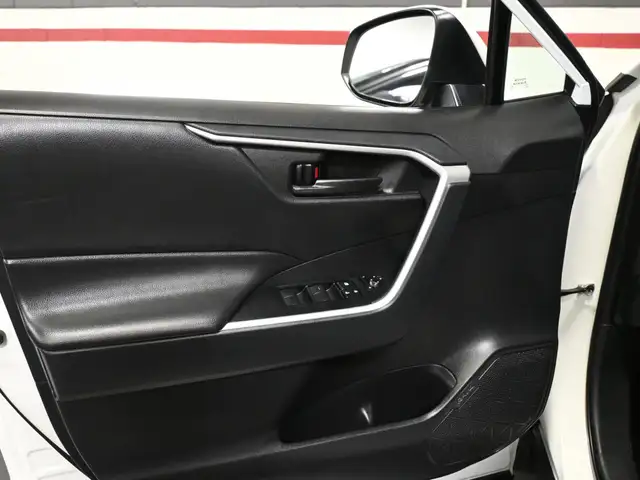 2024 Toyota RAV4 LE No Accident Radar Cruise Lane Assist Blind S - Photo 11