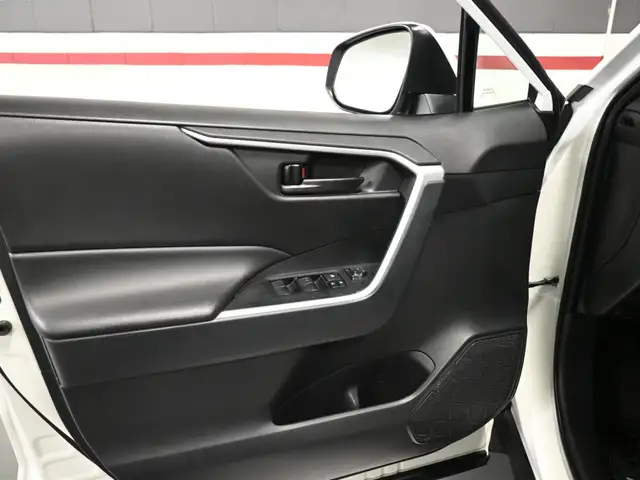 2024 Toyota RAV4 LE No Accident Radar Cruise Lane Assist Blind S - Photo 11