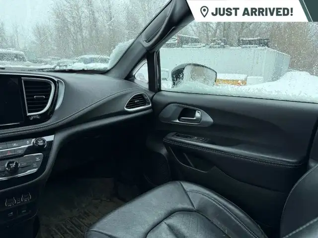 2022 Chrysler Pacifica Touring L FWD | S Appearance Package - Photo 9