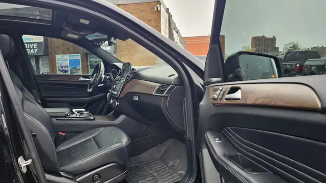 This Sport Utility Vehicle (SUV)/Multi-Purpose Vehicle (MPV) pow - Photo 17