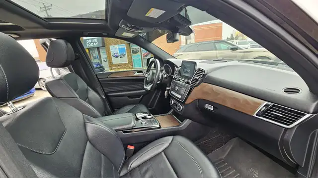 This Sport Utility Vehicle (SUV)/Multi-Purpose Vehicle (MPV) pow - Photo 18