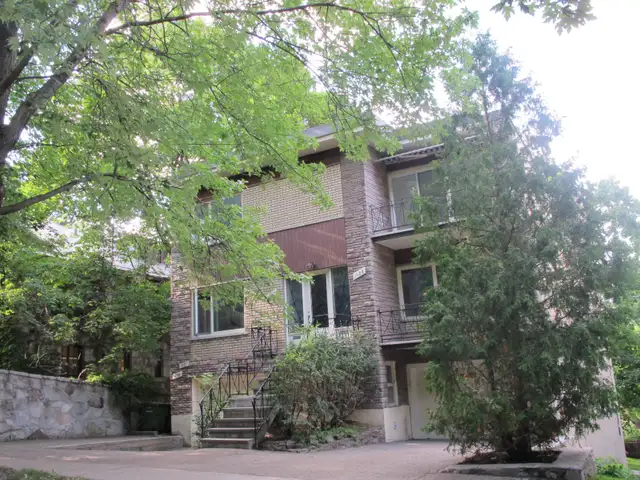 4 1/2 Outremont, boulevard Mont-Royal, face à la montagne