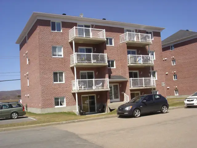 Beauport, grand 4 1/2, frais peint, 2è balcon - Photo 9