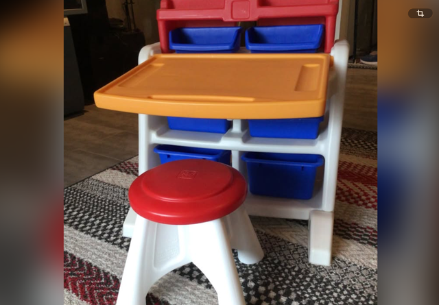 Pupitre Little Tikes, 4 Trolls, four Easy Bake, licorne