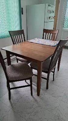 Table cuisine et chaises 700$