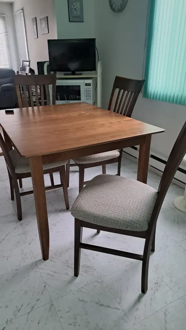 Table cuisine et chaises 700$ - Photo 2