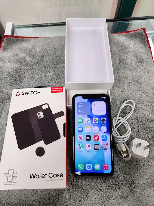 iPhone 11 64gb Black 90% 3 Months WarrantyW/Charger - Photo 2