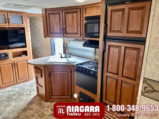 2012 KEYSTONE LAREDO 303TG Travel Trailer - Photo 11