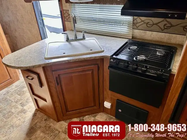 2012 KEYSTONE LAREDO 303TG Travel Trailer - Photo 12