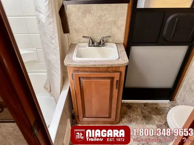 2012 KEYSTONE LAREDO 303TG Travel Trailer - Photo 22