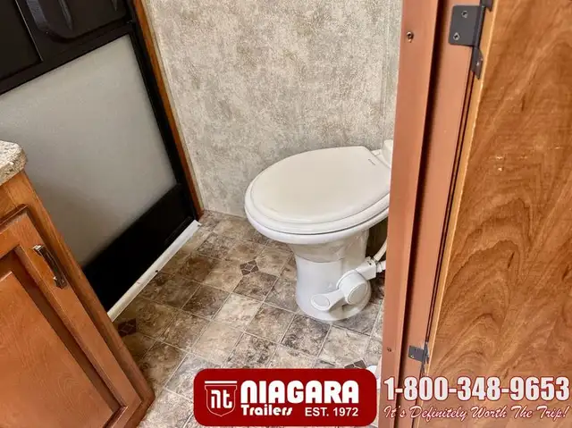 2012 KEYSTONE LAREDO 303TG Travel Trailer - Photo 23