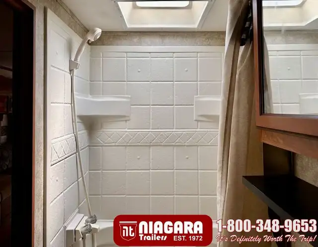 2012 KEYSTONE LAREDO 303TG Travel Trailer - Photo 24