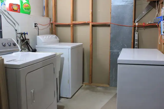 WOW. Reasonable Rates for Brock or Niagara Students. - Photo 8