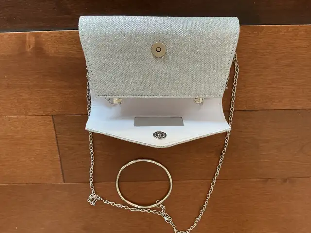 Chaussures taille 81/2 et sac à main argent - Photo 3