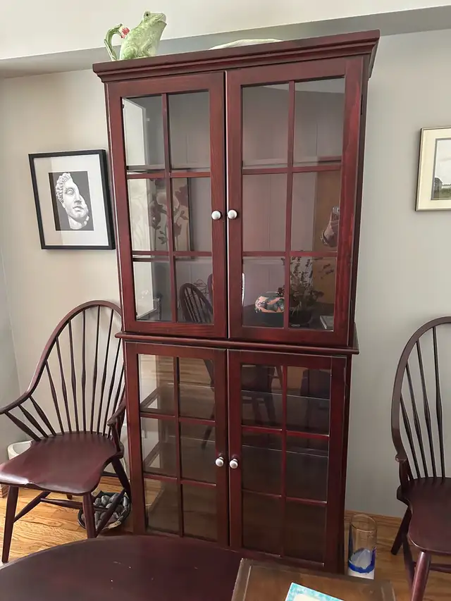 Two piece curio cabinet - Photo 2