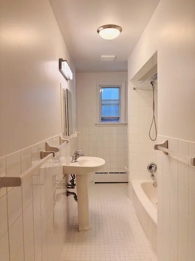 High Park Spacious Apartment - Photo 4