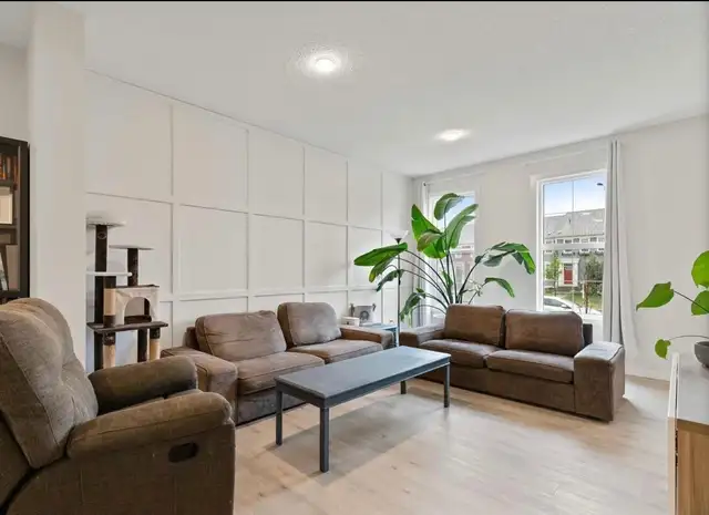 3 Bed   2.5 Bath Upper Unit | Double Garage | AC | 1550 sqft | - Photo 2