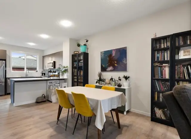 3 Bed   2.5 Bath Upper Unit | Double Garage | AC | 1550 sqft | - Photo 3