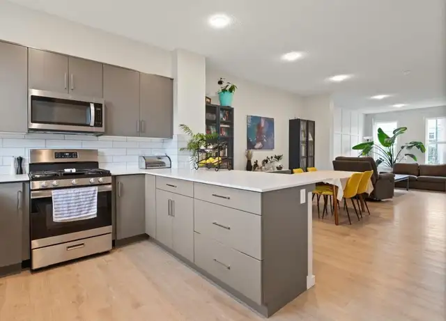 3 Bed   2.5 Bath Upper Unit | Double Garage | AC | 1550 sqft | - Photo 4