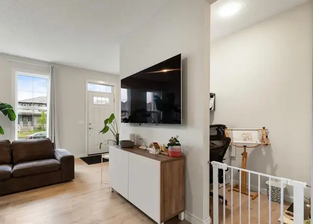 3 Bed   2.5 Bath Upper Unit | Double Garage | AC | 1550 sqft | - Photo 5