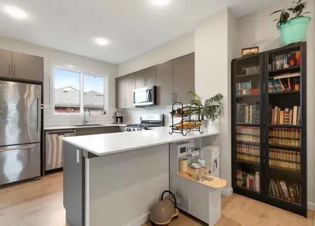 3 Bed   2.5 Bath Upper Unit | Double Garage | AC | 1550 sqft | - Photo 6