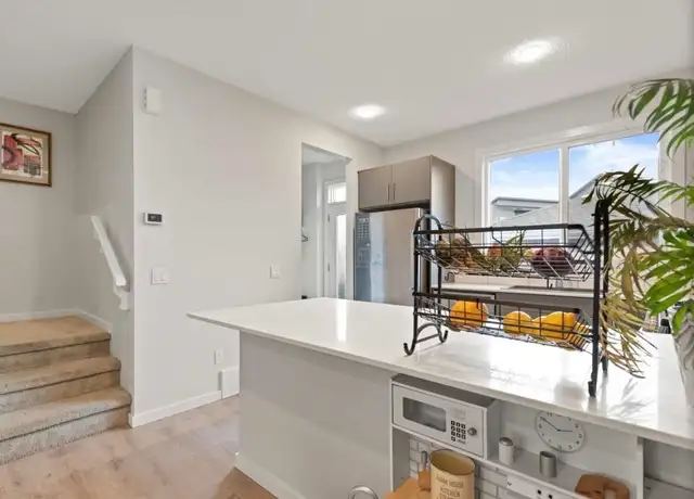 3 Bed   2.5 Bath Upper Unit | Double Garage | AC | 1550 sqft | - Photo 7