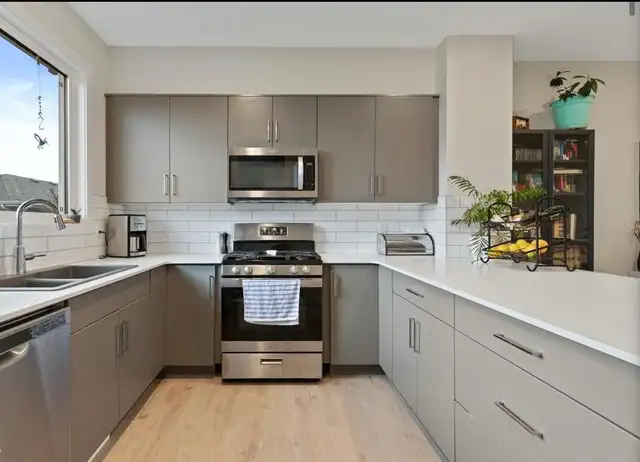 3 Bed   2.5 Bath Upper Unit | Double Garage | AC | 1550 sqft | - Photo 8