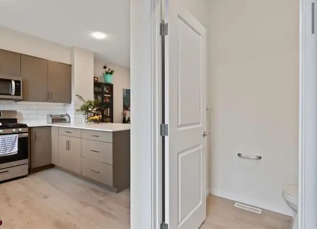 3 Bed   2.5 Bath Upper Unit | Double Garage | AC | 1550 sqft | - Photo 9