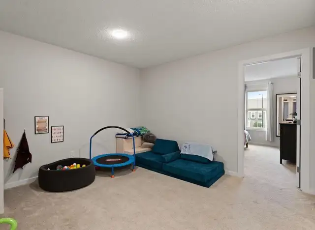 3 Bed   2.5 Bath Upper Unit | Double Garage | AC | 1550 sqft | - Photo 10