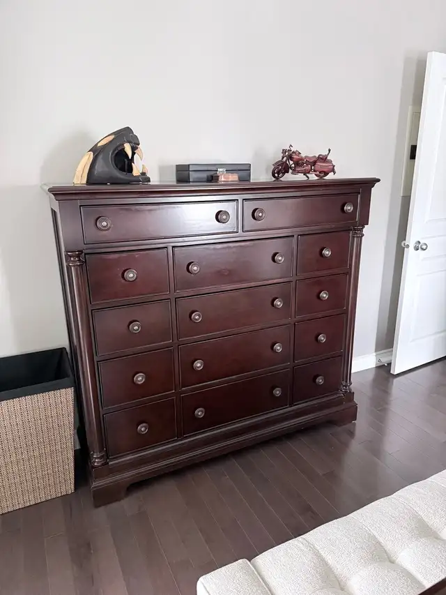 Queen Bedroom Suite - Photo 2