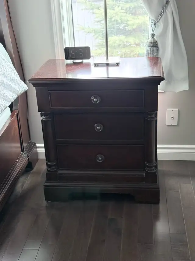 Queen Bedroom Suite - Photo 3