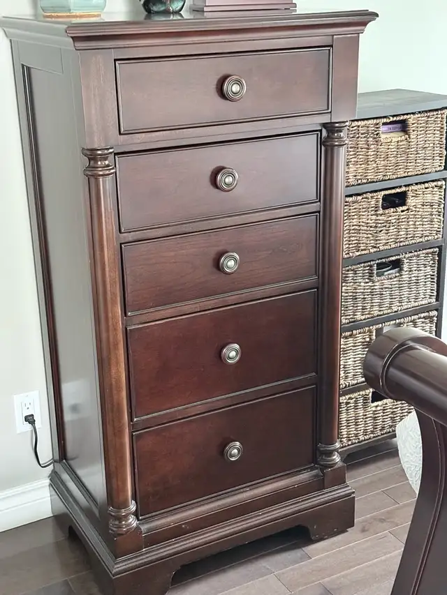 Queen Bedroom Suite - Photo 4