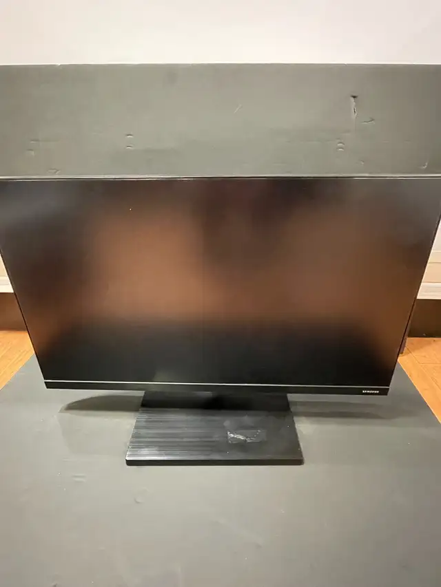 SAMSUNG 24" MONITOR WITH ADJUSTING SCREEN