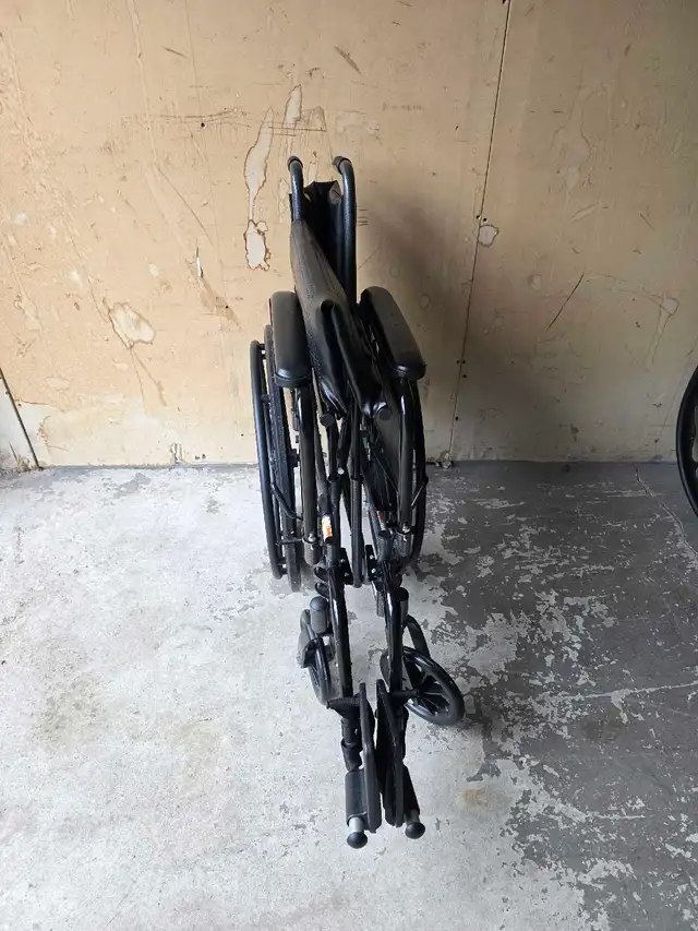 Drive Wheelchair with 18' seat width - Photo 4