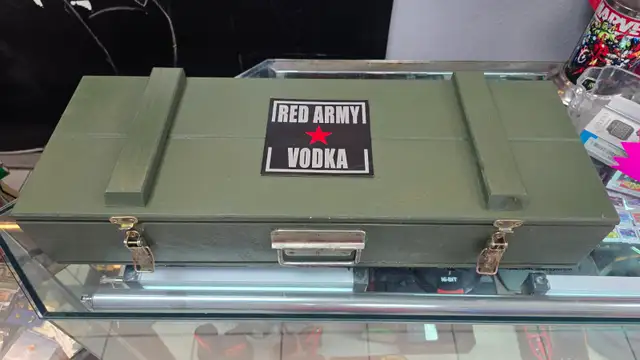 Russian Standard Kalaschnikow Red Army Vodka With Glass in a Box - Photo 2