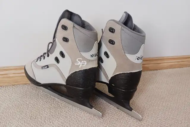 CCM Women's Figure Skates - Photo 3
