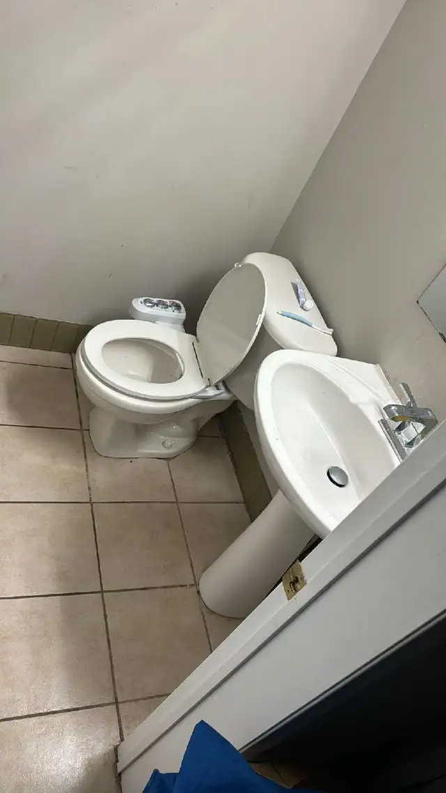 Private/Sharing room for rent in Mississauga - Photo 5