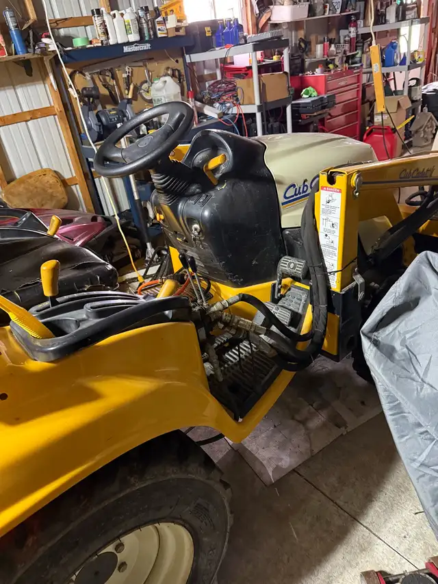 Cub Cadet 7254 4x4 w/Kawi 25hp - Photo 6