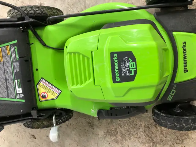 Electric lawnmower