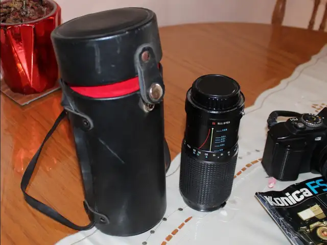 Vintage Assorted SLR Camera Equipment - Photo 3