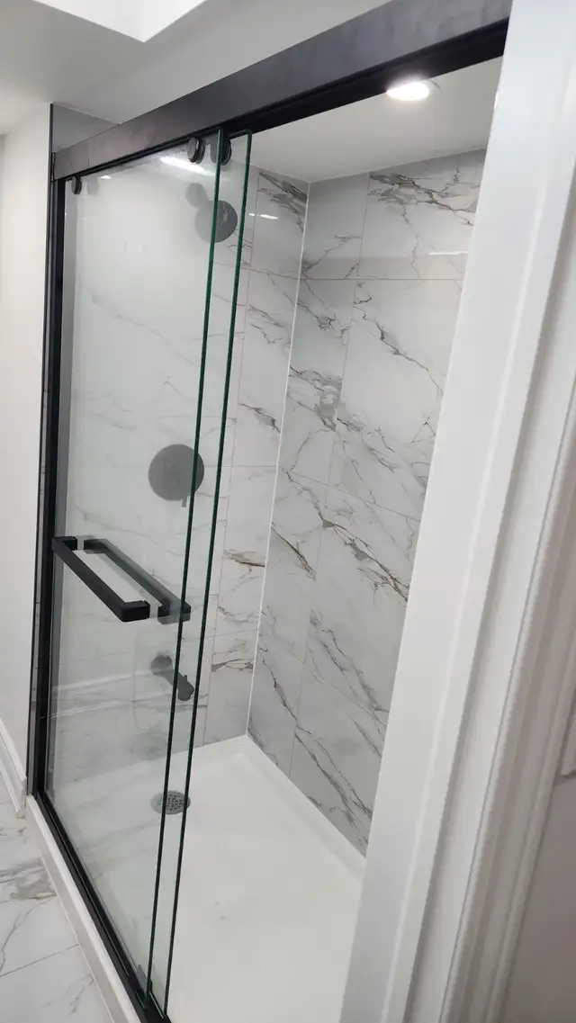 Furnished share room for Girl Near Sheridan College Brampon - Photo 2