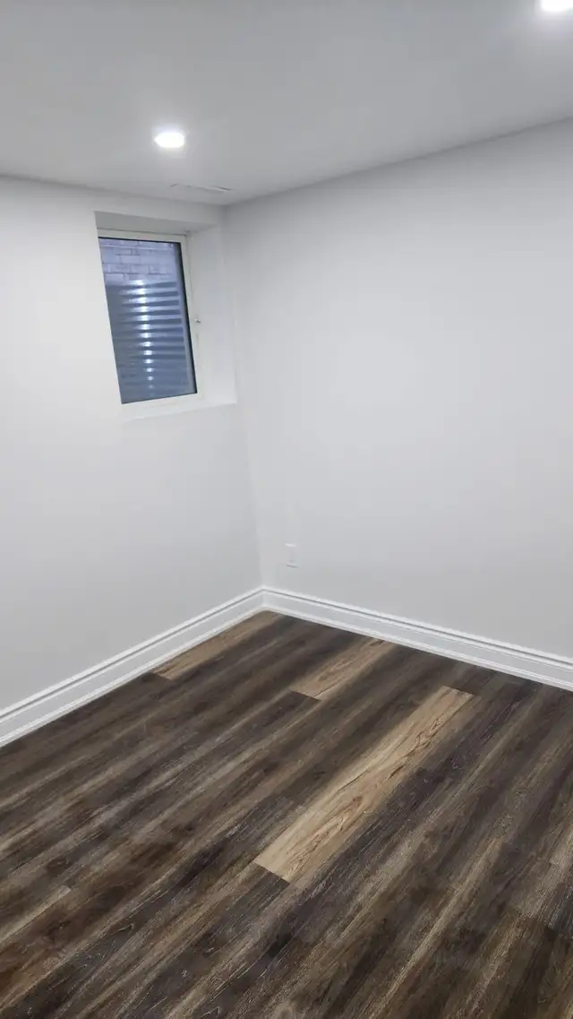 Furnished share room for Girl Near Sheridan College Brampon - Photo 4