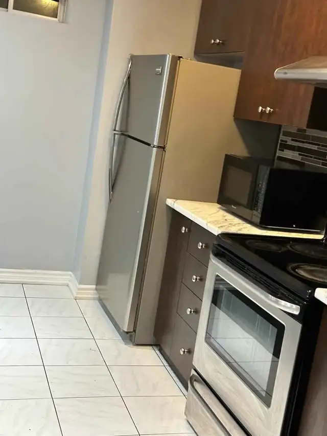 Furnished share room for Girl Near Sheridan College Brampon - Photo 5